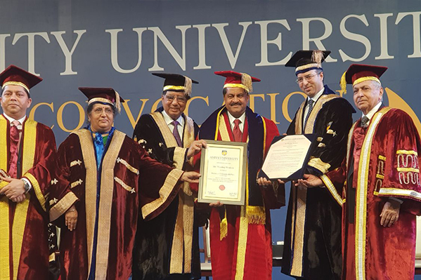 محي الدين ثومبي يمنح دكتوراه فخرية في المحاضرة السنوية لجامعة أميتي دبي